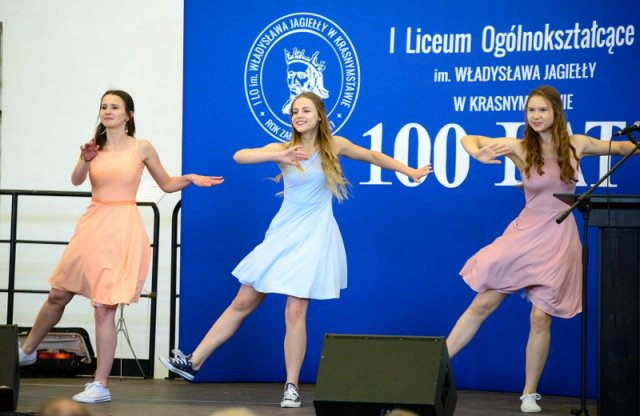 Jubileusz 100-lecia Szkoły - „Wspomnień czar” - część artystyczna podczas uroczystych obchodów Jubileuszu Szkoły